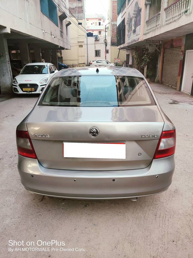 https://images10.gaadi.com/usedcar_image/3692819/original/processed_img2923881__used_car_2923881_1701173493.jpg?imwidth=6401