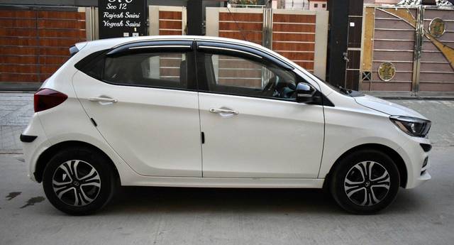 https://images10.gaadi.com/usedcar_image/3692829/original/processed_img2923889__usedcar_dsc_0282_2923889_1701177213.jpg?imwidth=6401