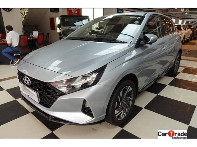 https://images10.gaadi.com/usedcar_image/3692878/original/processed_img2923922__used_car_2923922_1701174895.jpg?imwidth=6402