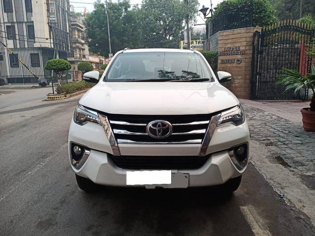 https://images10.gaadi.com/usedcar_image/3692881/original/processed_img2923925__used_car_2923925_1701254969.jpg?imwidth=6401
