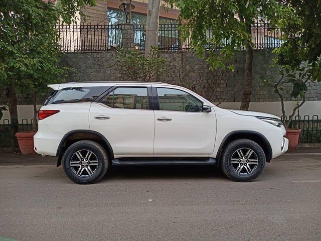 https://images10.gaadi.com/usedcar_image/3692881/original/processed_img2923925__used_car_2923925_1701254991.jpg?imwidth=6402