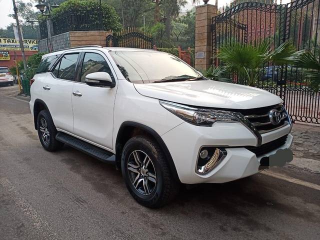 https://images10.gaadi.com/usedcar_image/3692881/original/processed_img2923925__used_car_2923925_1701254994.jpg?imwidth=6400