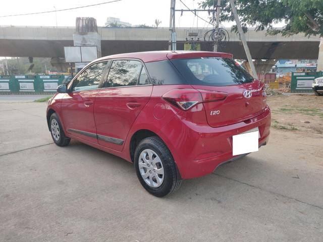 https://images10.gaadi.com/usedcar_image/3692970/original/processed_img2923963__used_car_2923963_1701178600.jpg?imwidth=6401