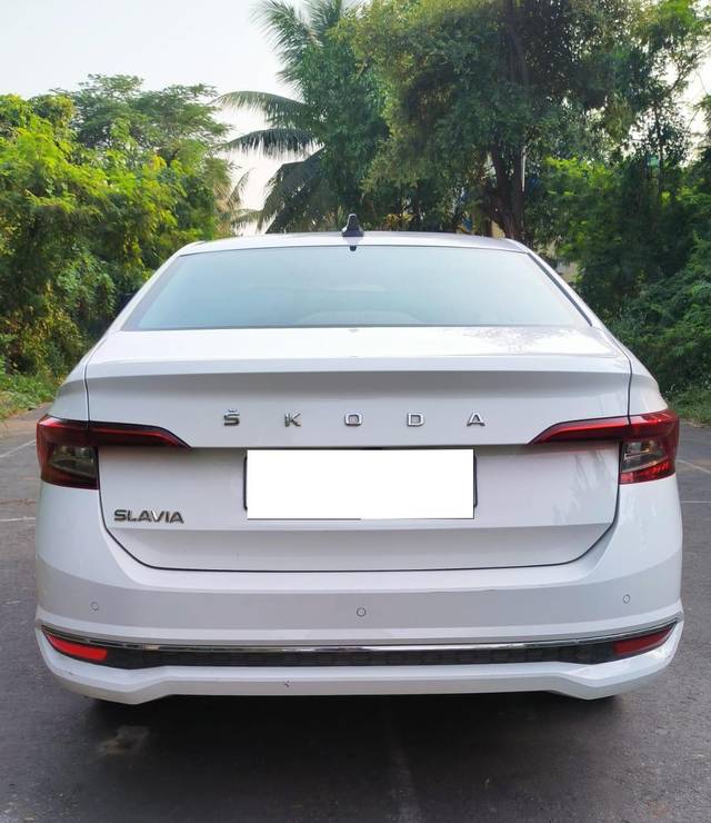 https://images10.gaadi.com/usedcar_image/3692972/original/processed_img2923964__used_car_2923964_1701178433.jpg?imwidth=6402