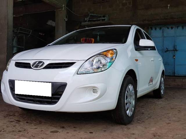 https://images10.gaadi.com/usedcar_image/3693021/original/processed_0852c870-63d8-4695-a468-b2725aa90231.jpg?imwidth=6400