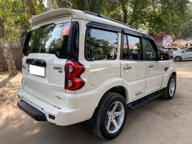 https://images10.gaadi.com/usedcar_image/3693078/original/processed_img2924012__used_car_2924012_1701972249.jpg?imwidth=6401