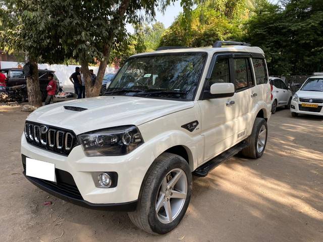 https://images10.gaadi.com/usedcar_image/3693078/original/processed_img2924012__used_car_2924012_1701972251.jpg?imwidth=6400