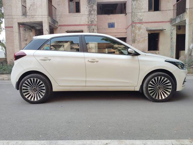 https://images10.gaadi.com/usedcar_image/3693090/original/img2924016__used_car_2924016_1701581398.jpg?imwidth=6401