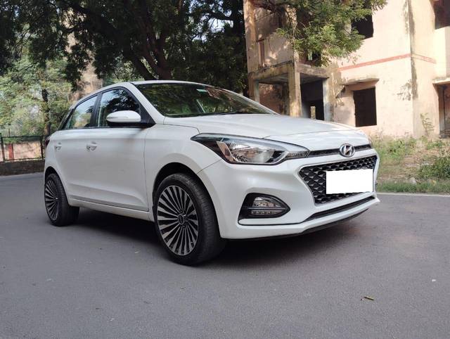 https://images10.gaadi.com/usedcar_image/3693090/original/processed_img2924016__used_car_2924016_1701581389.jpg?imwidth=6400