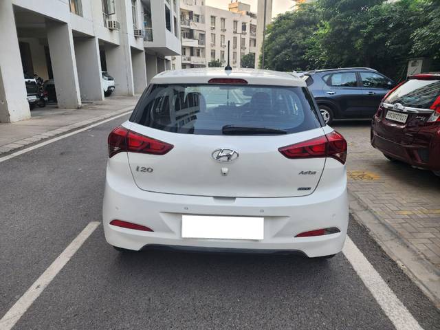 https://images10.gaadi.com/usedcar_image/3693094/original/processed_52116778-61f4-4edf-90bd-ecfeaec166f8.jpg?imwidth=6402