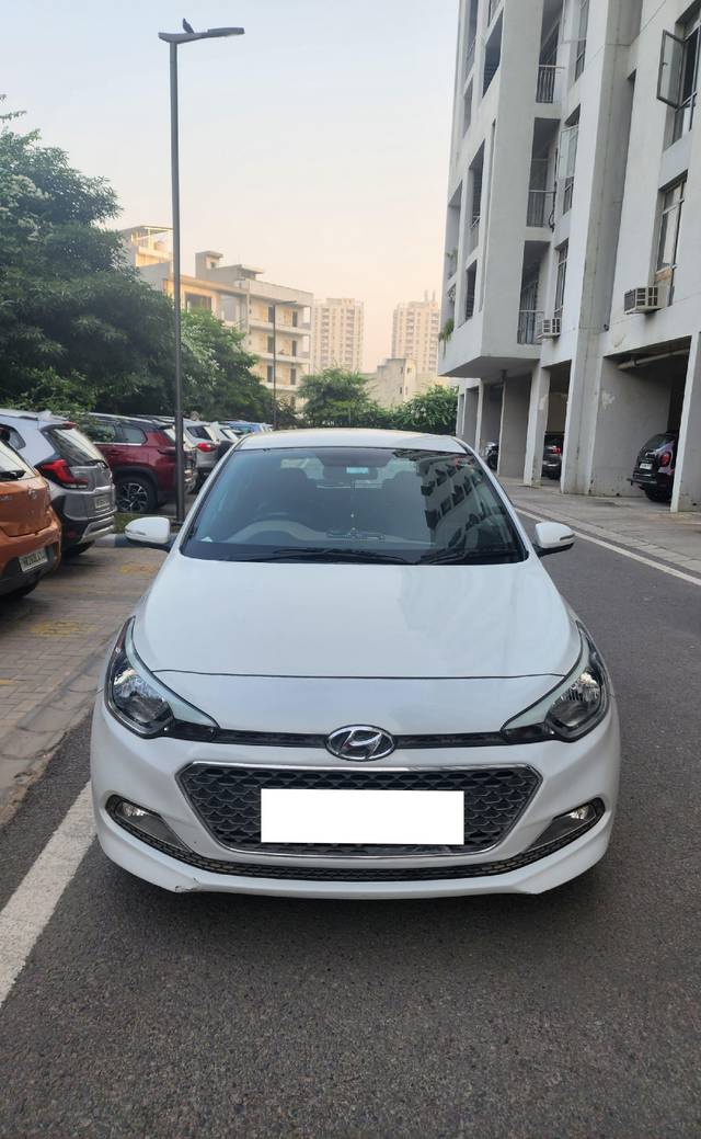 https://images10.gaadi.com/usedcar_image/3693094/original/processed_cee4d5bb-c0b8-4bde-9d82-8d89577421c0.jpg?imwidth=6400