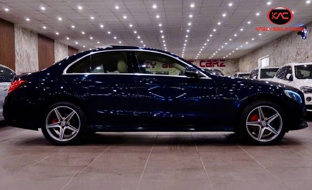 https://images10.gaadi.com/usedcar_image/3693100/original/processed_img2924017__used_car_2924017_1701238236.jpg?imwidth=6401