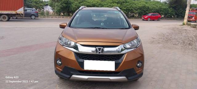 https://images10.gaadi.com/usedcar_image/3693171/original/processed_img2924042__used_car_2924042_1701191821.jpg?imwidth=6401