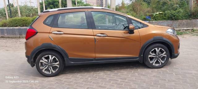 https://images10.gaadi.com/usedcar_image/3693171/original/processed_img2924042__used_car_2924042_1701191829.jpg?imwidth=6402