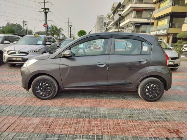 https://images10.gaadi.com/usedcar_image/3693306/original/processed_img2924054__used_car_2924054_1701197238.jpg?imwidth=6402