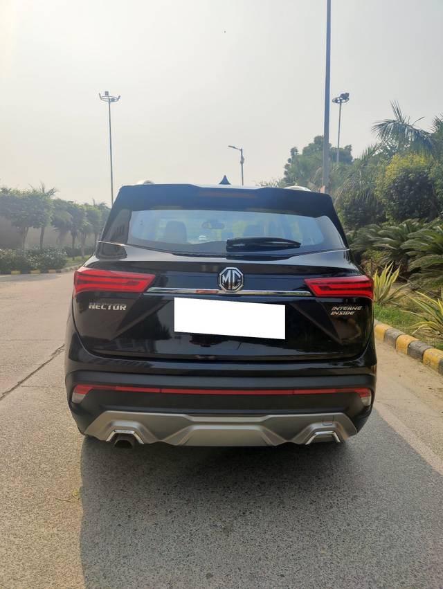 https://images10.gaadi.com/usedcar_image/3693401/original/processed_img2924059__used_car_2924059_1701224530.jpg?imwidth=6401