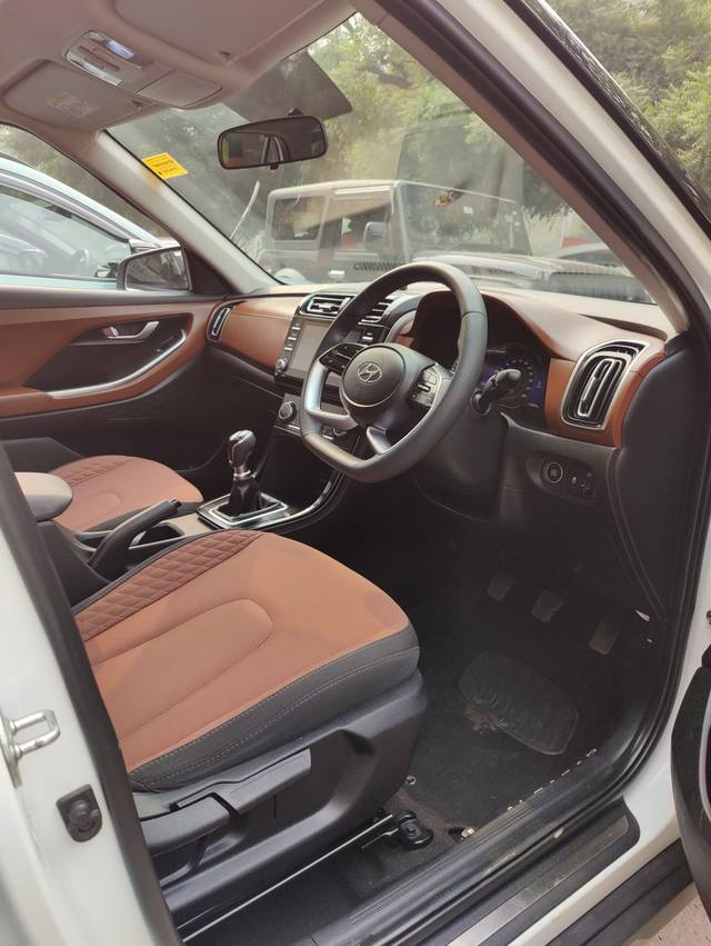 https://images10.gaadi.com/usedcar_image/3693402/original/img2924060__used_car_2924060_1701224682.jpg?imwidth=6401
