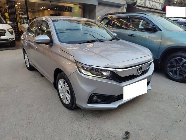 https://images10.gaadi.com/usedcar_image/3693403/original/processed_img2924061__used_car_2924061_1701224746.jpg?imwidth=6402