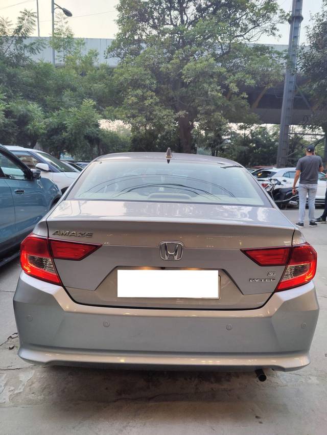 https://images10.gaadi.com/usedcar_image/3693403/original/processed_img2924061__used_car_2924061_1701224750.jpg?imwidth=6401