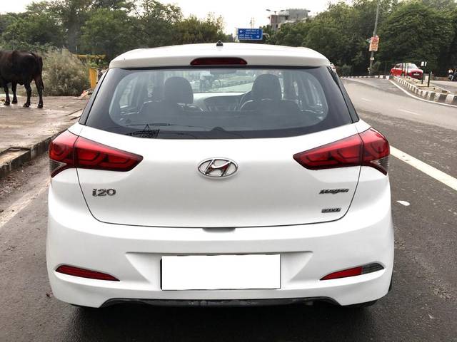 https://images10.gaadi.com/usedcar_image/3693495/original/processed_img2924093__usedcar_e_2924093_1701232827.jpg?imwidth=6402