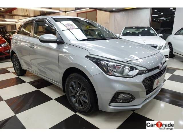 https://images10.gaadi.com/usedcar_image/3693589/original/processed_img2924136__used_car_2924136_1701236597.jpg?imwidth=6400