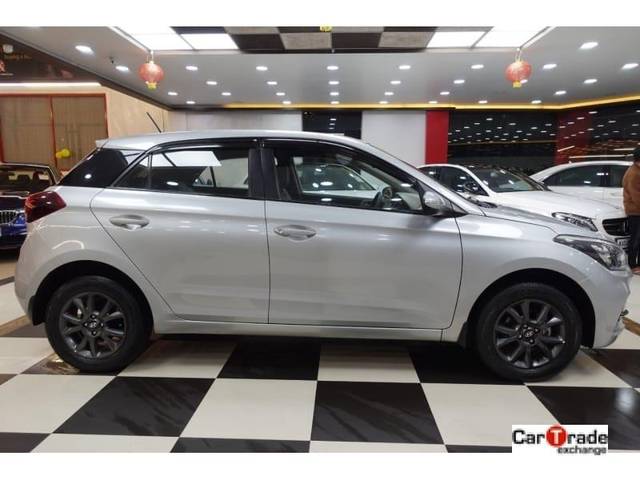 https://images10.gaadi.com/usedcar_image/3693589/original/processed_img2924136__used_car_2924136_1701236599.jpg?imwidth=6401