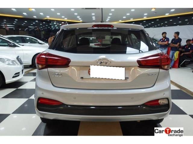 https://images10.gaadi.com/usedcar_image/3693589/original/processed_img2924136__used_car_2924136_1701236603.jpg?imwidth=6402