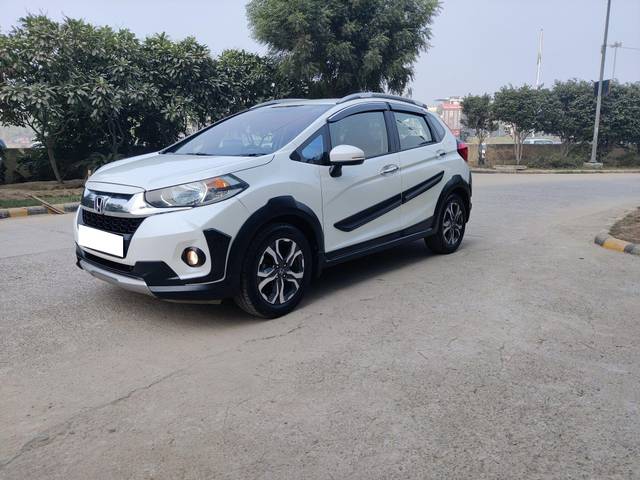 https://images10.gaadi.com/usedcar_image/3693620/original/processed_img2924146__used_car_2924146_1701237522.jpg?imwidth=6400