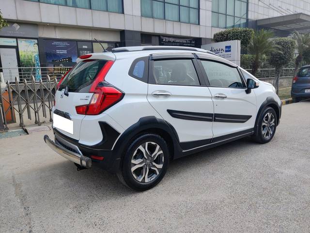 https://images10.gaadi.com/usedcar_image/3693620/original/processed_img2924146__used_car_2924146_1701237534.jpg?imwidth=6402