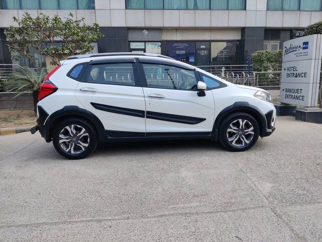 https://images10.gaadi.com/usedcar_image/3693620/original/processed_img2924146__used_car_2924146_1701237538.jpg?imwidth=6401