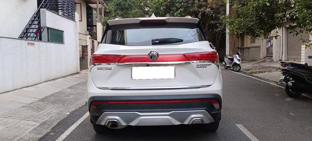 https://images10.gaadi.com/usedcar_image/3693636/original/processed_img2924158__used_car_2924158_1701238064.jpg?imwidth=6401