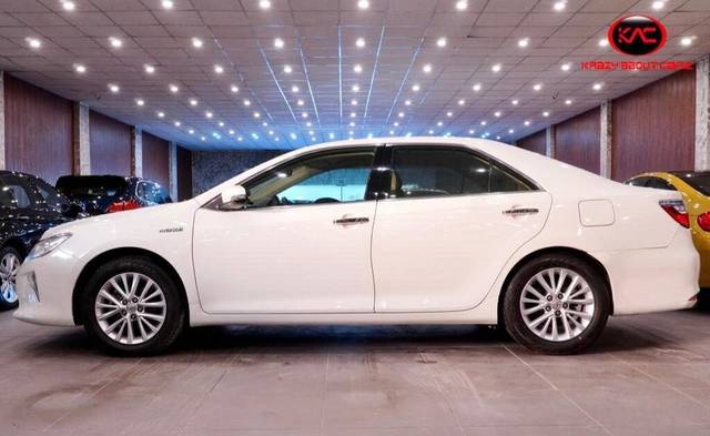 https://images10.gaadi.com/usedcar_image/3693698/original/processed_img2924197__used_car_2924197_1701239931.jpg?imwidth=6402
