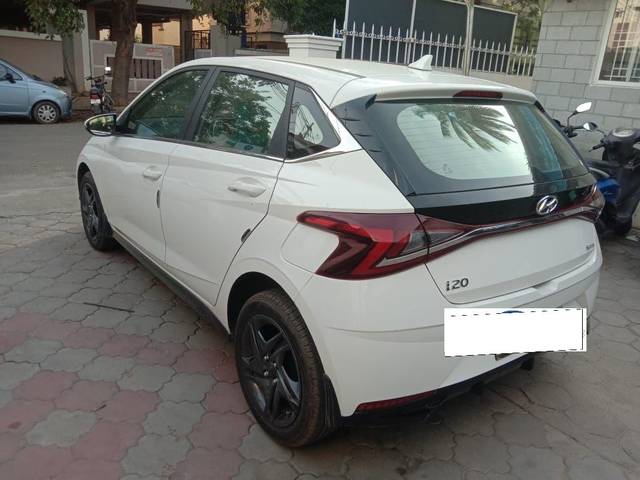 https://images10.gaadi.com/usedcar_image/3693718/original/processed_img2924207__usedcar_14_5701701240479_1701240500.jpeg?imwidth=6401