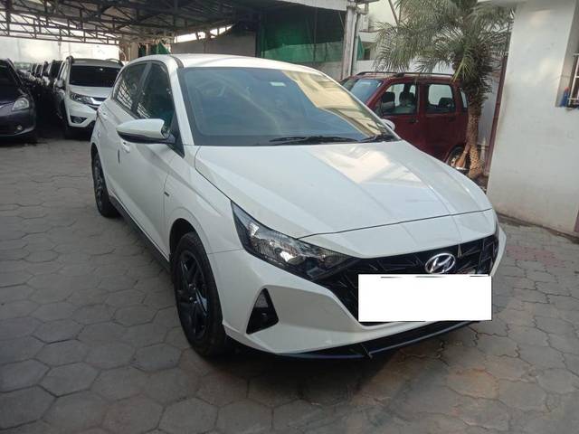 https://images10.gaadi.com/usedcar_image/3693718/original/processed_img2924207__usedcar_3_5701701240479_1701240499.jpeg?imwidth=6400