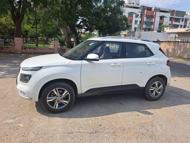 https://images10.gaadi.com/usedcar_image/3693721/original/img2924209__used_car_2924209_1701240704.jpg?imwidth=6400