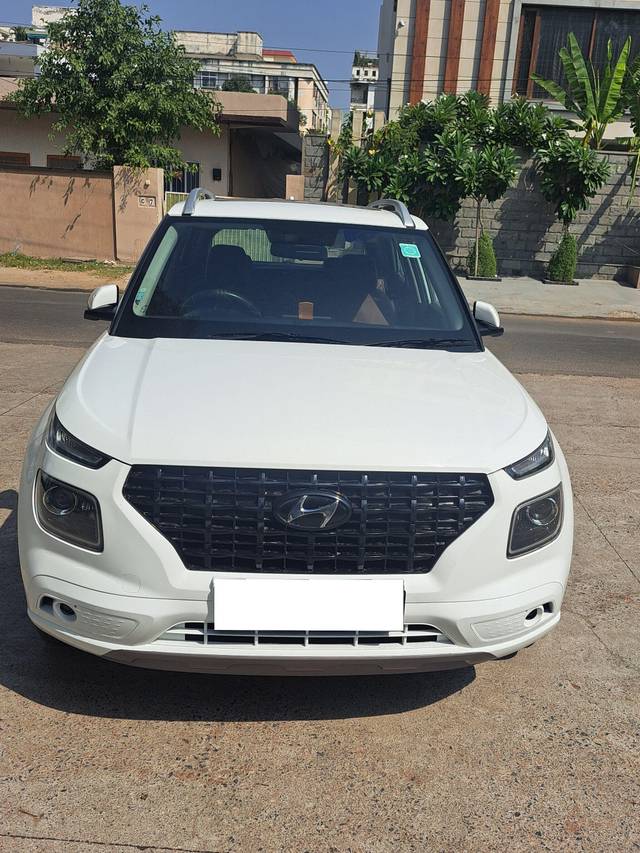 https://images10.gaadi.com/usedcar_image/3693721/original/processed_img2924209__used_car_2924209_1701240690.jpg?imwidth=6402