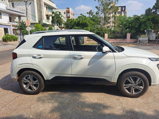 https://images10.gaadi.com/usedcar_image/3693721/original/processed_img2924209__used_car_2924209_1701240695.jpg?imwidth=6401