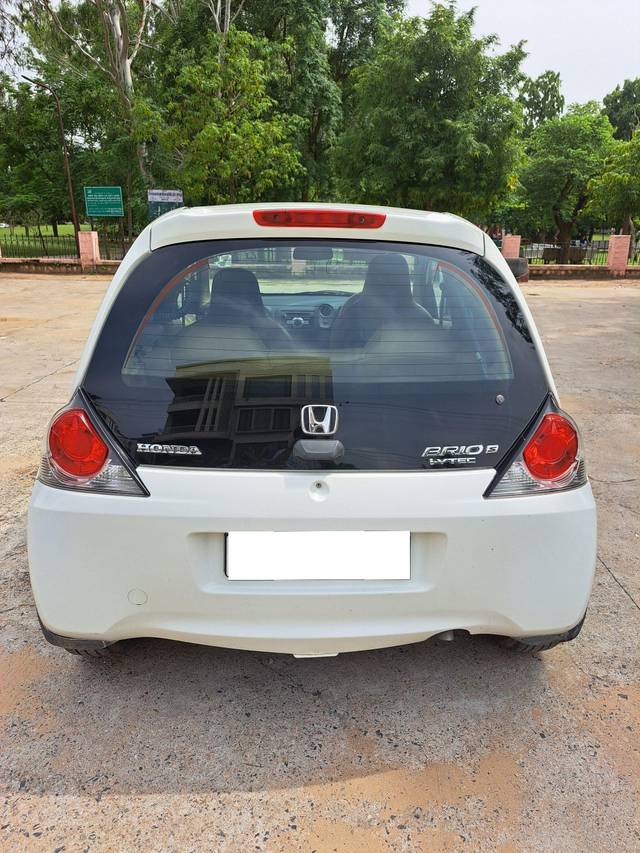 https://images10.gaadi.com/usedcar_image/3693725/original/processed_img2924211__used_car_2924211_1701240847.jpg?imwidth=6402