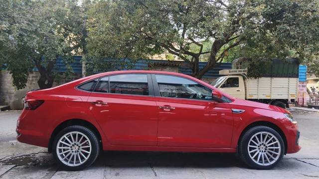 https://images10.gaadi.com/usedcar_image/3693735/original/img2924216__used_car_2924216_1701241098.jpg?imwidth=6402