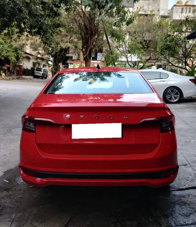 https://images10.gaadi.com/usedcar_image/3693735/original/processed_img2924216__used_car_2924216_1701241096.jpg?imwidth=6401