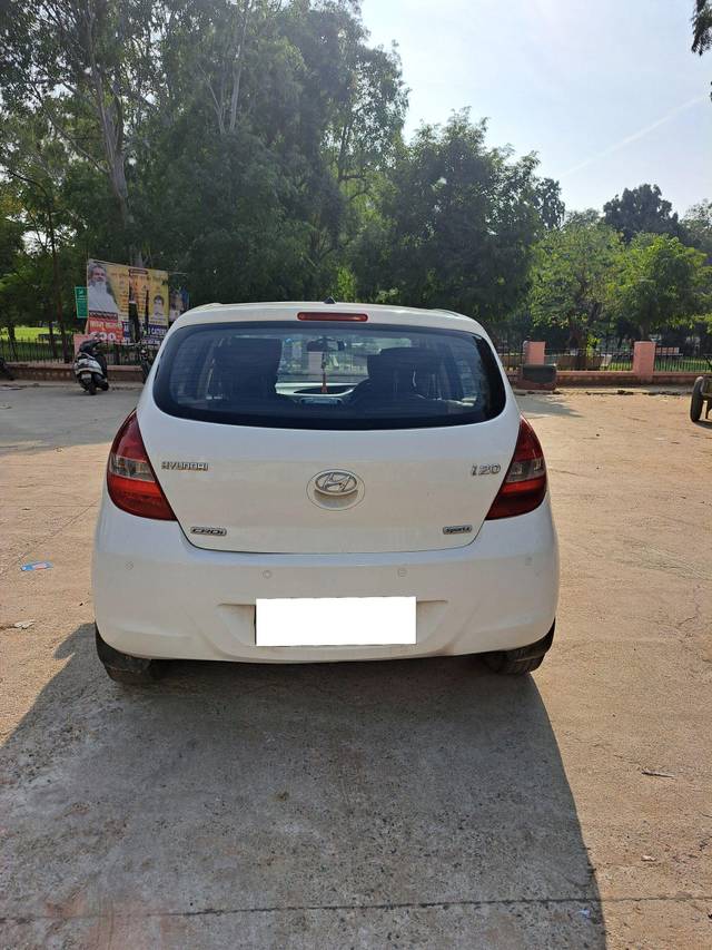 https://images10.gaadi.com/usedcar_image/3693763/original/processed_img2924236__used_car_2924236_1701241957.jpg?imwidth=6402
