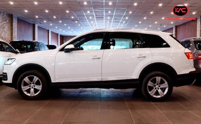 https://images10.gaadi.com/usedcar_image/3693772/original/processed_img2924241__used_car_2924241_1701242136.jpg?imwidth=6402