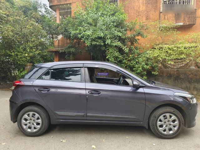 https://images10.gaadi.com/usedcar_image/3693839/original/processed_img2924288__used_car_2924288_1701243541.jpg?imwidth=6401