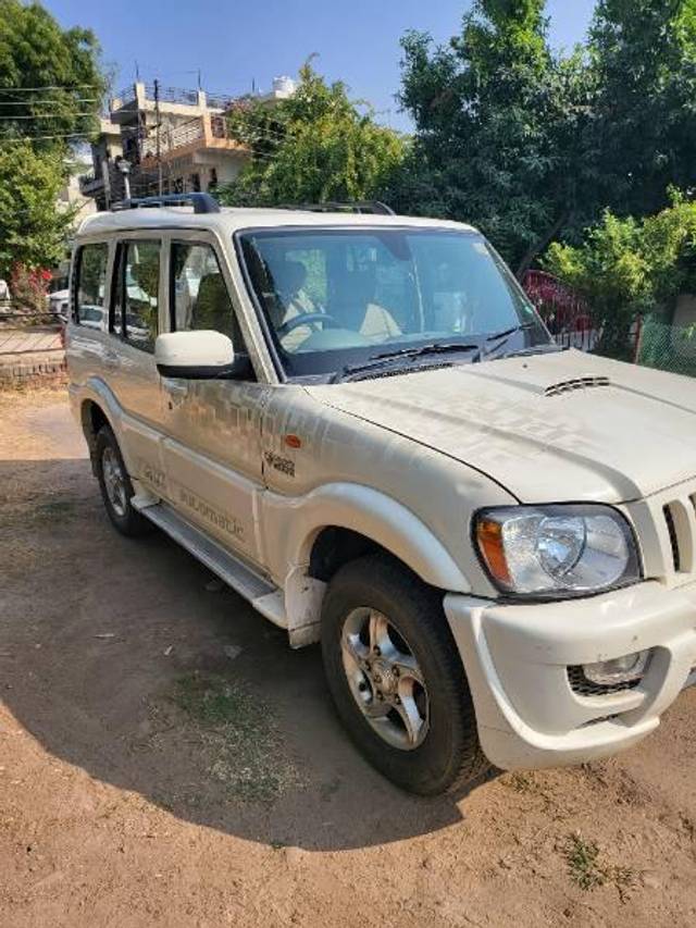 https://images10.gaadi.com/usedcar_image/3693845/original/processed_c60aee39-d88a-4e3d-9a72-831c9abfe83f.jpg?imwidth=6400