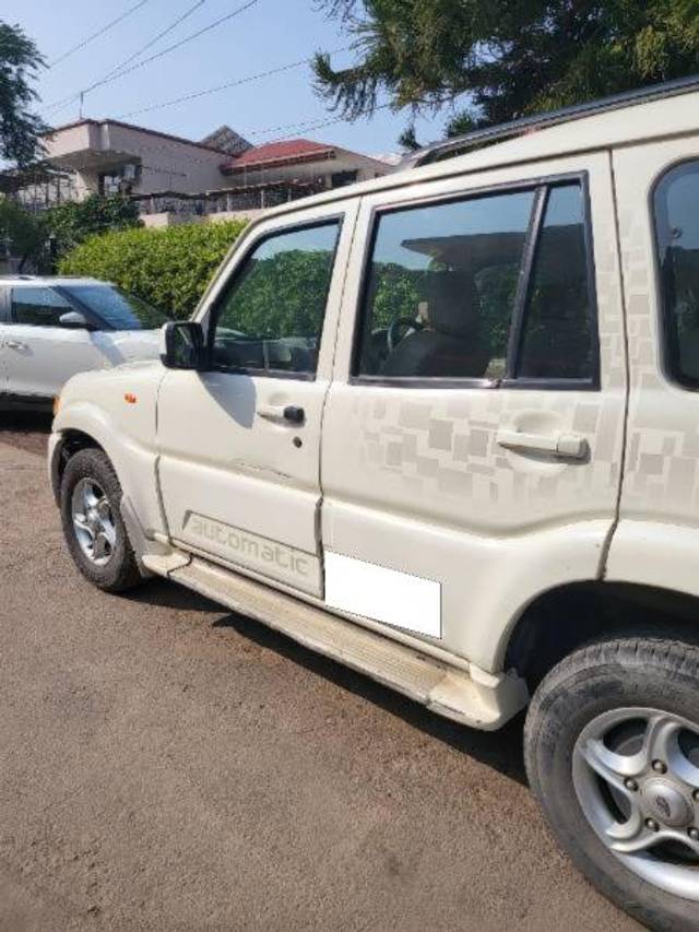 https://images10.gaadi.com/usedcar_image/3693845/original/processed_d9c1e417-ef0d-488e-ae6a-aedf6550164f.jpg?imwidth=6401