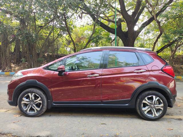 https://images10.gaadi.com/usedcar_image/3693872/original/processed_img2924306__used_car_2924306_1701244157.jpg?imwidth=6402