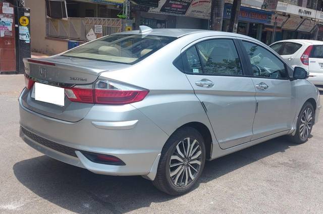 https://images10.gaadi.com/usedcar_image/3693881/original/processed_img2924315__used_car_2924315_1701244357.jpg?imwidth=6402