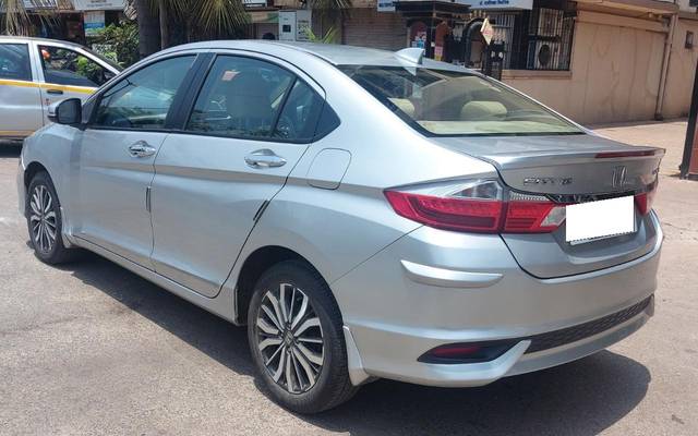 https://images10.gaadi.com/usedcar_image/3693881/original/processed_img2924315__used_car_2924315_1701244366.jpg?imwidth=6400