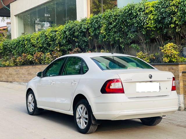 https://images10.gaadi.com/usedcar_image/3693919/original/processed_img2924334__used_car_2924334_1701245194.jpg?imwidth=6402