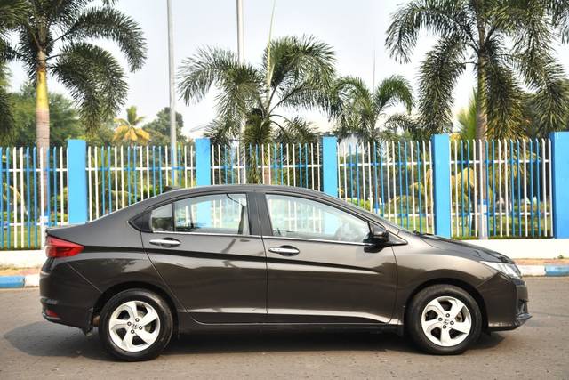 https://images10.gaadi.com/usedcar_image/3693970/original/img2924364__used_car_2924364_1701451747.jpg?imwidth=6400
